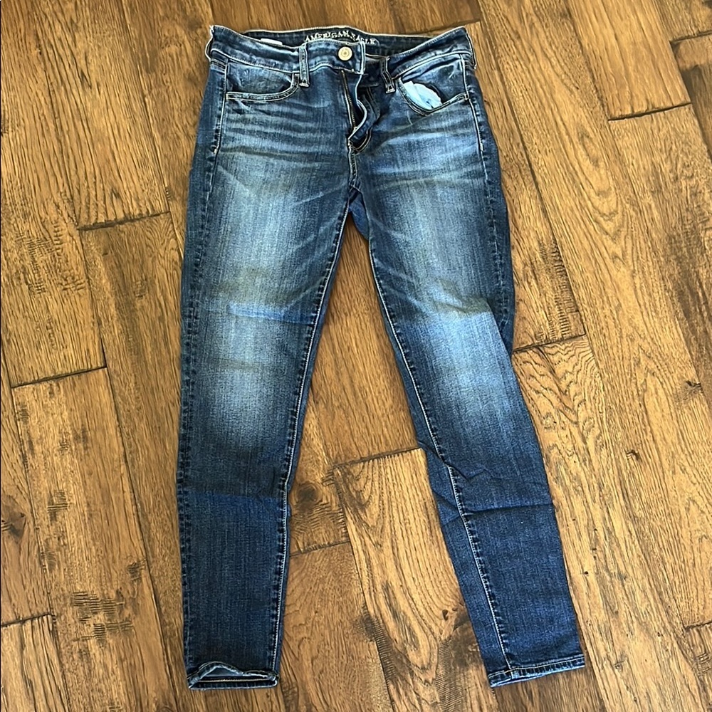 Women’s American Eagle Outfitters Blue Jeggings with Faded Wash and Tapered Fit